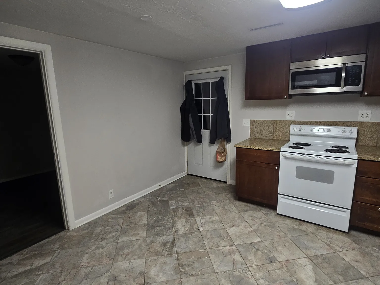 2 bed, 1100 sqft, $1,400 — Photo 4