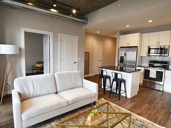 4th image of 3833-215 N Broadway St #413