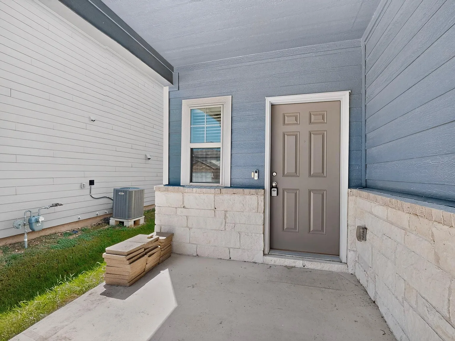 4 bed, 3.0 bath, 2160 sqft, $2,300 — Photo 3
