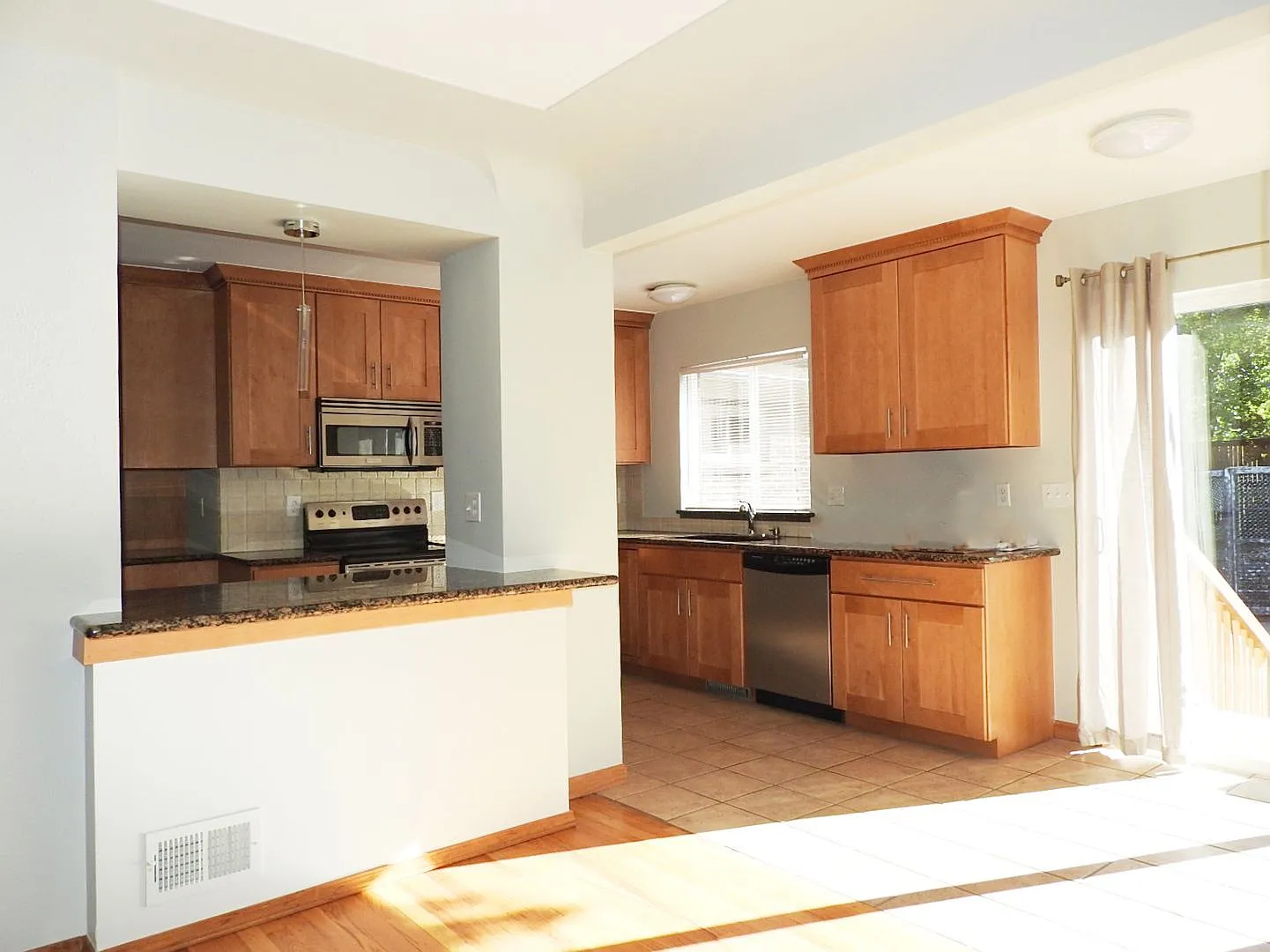 5 bed, 3.5 bath, 2929 sqft, $3,595 — Photo 3
