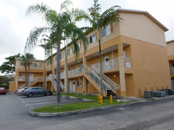 4th image of 6255 Kendale Lakes Cir #228