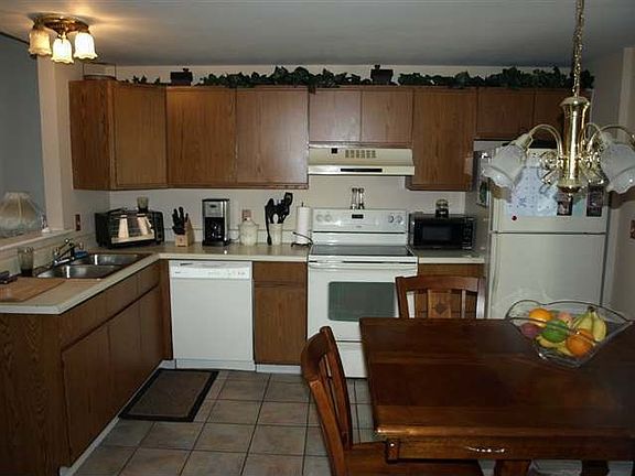 3rd image of 40 Margaret Dr