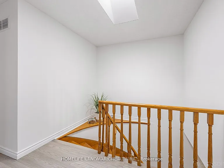 25 Lansbury Dr — Photo 14