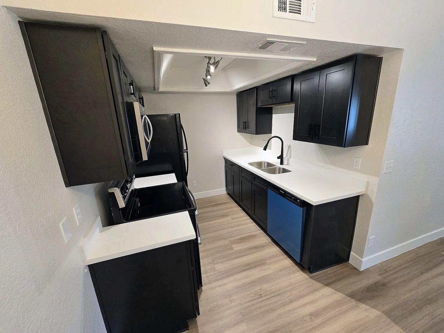 2 bed, 849 sqft, $1,750 — Photo 2
