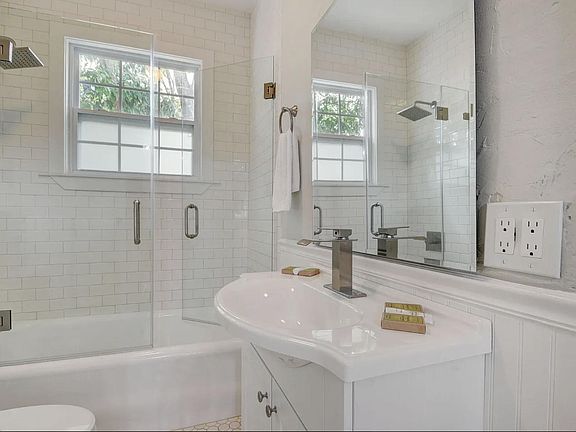 3rd image of 910 34th St