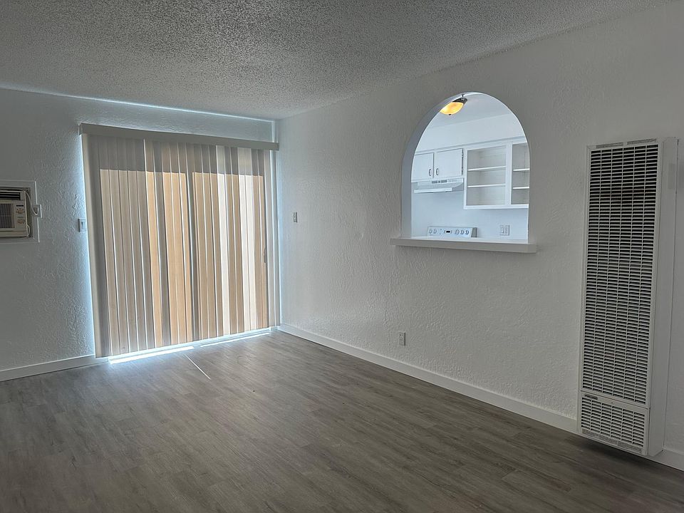 1st image of 209 Brown St #13