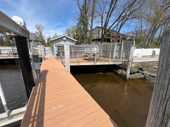 36 N Shore Dr N #18, South Haven, MI 49090