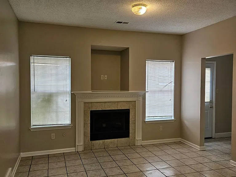 7720 Wolf Hollow Dr — Photo 4