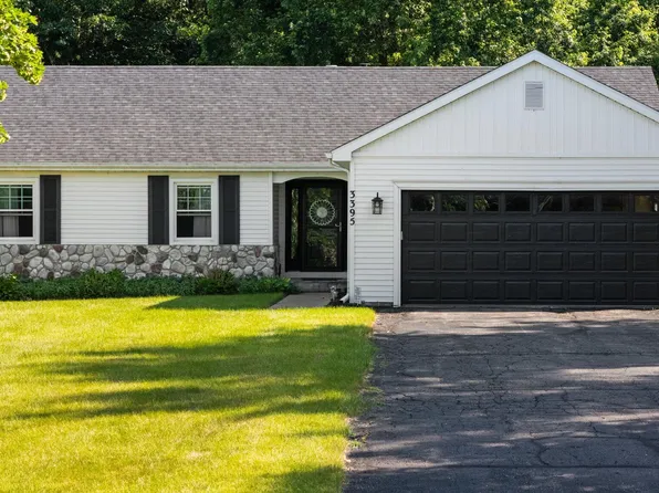 3395 Simsbury Dr, Pinckney, MI 48169
