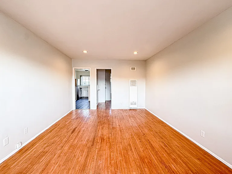 4777 San Vicente Blvd #6 — Photo 3