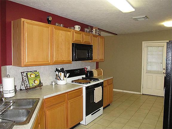 Pretty kitchen with energy-efficient gas cooking & handy built-in microwave!