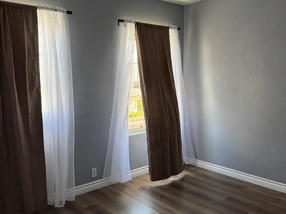 Bedroom with 1-window AC