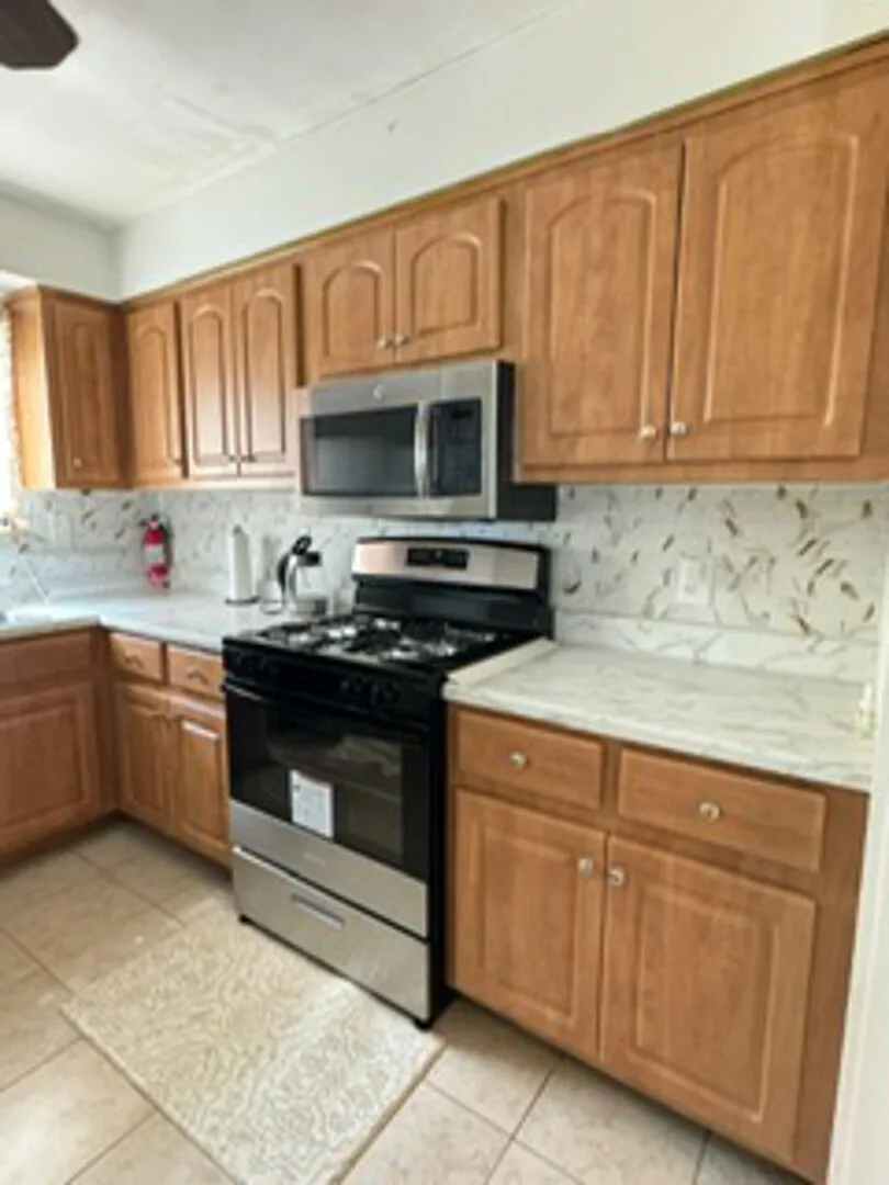 Fully Furnished 3BR ad 1.5 Bath, 2 Car Parking — Photo 2