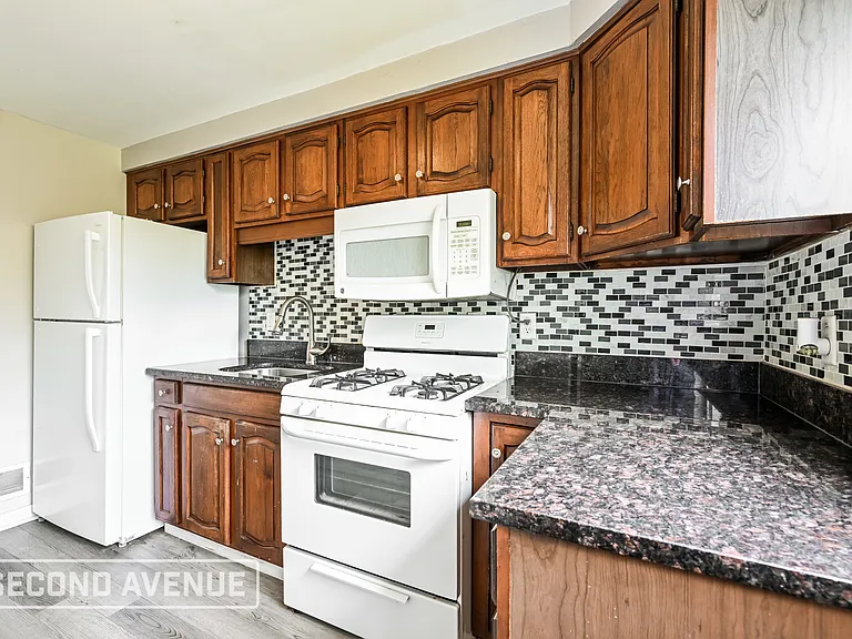 220 Briarwood Dr — Photo 9