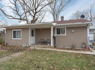 19 Meadowlark Ln, Carpentersville, IL 60110