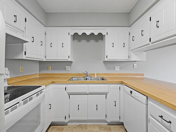 3rd image of 3192 Cleveland Ave N #0