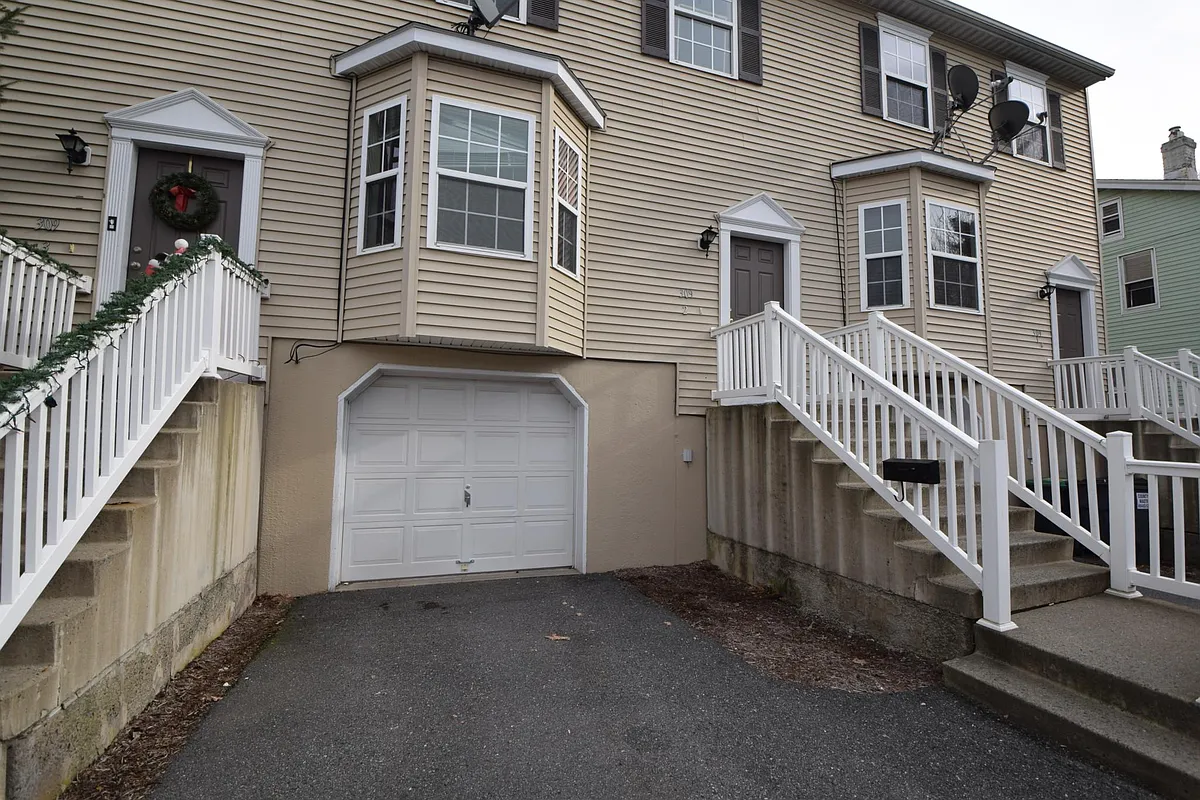Building Photo - 309 Putnam St #2