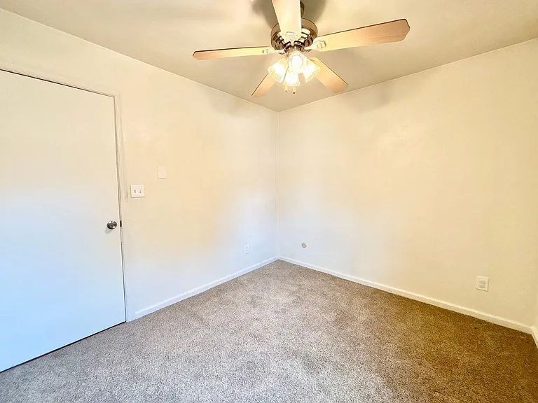 530 Louisa St — Photo 7