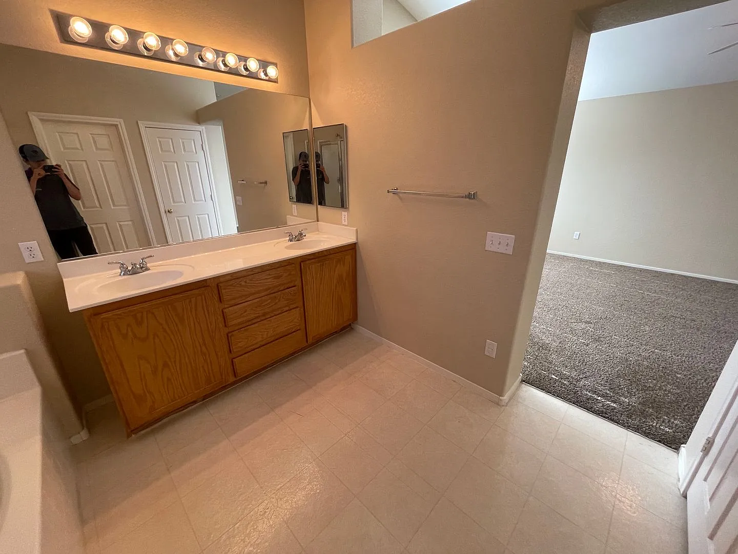 3 Bedroom 2 1/2 Bathroom w/Den & Loft — Photo 3