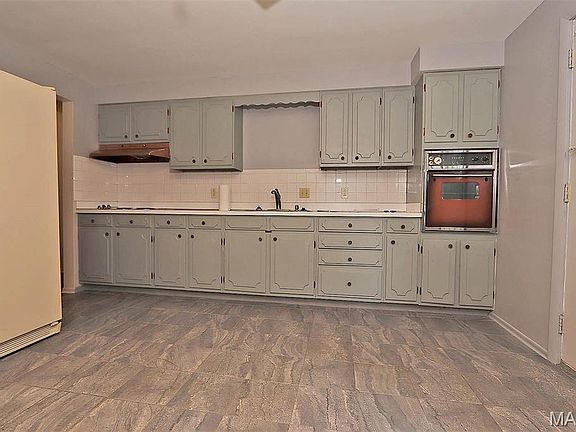 5th image of 1121 Landgraf Dr
