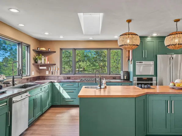 390 El Conejo St, Los Alamos, NM 87544