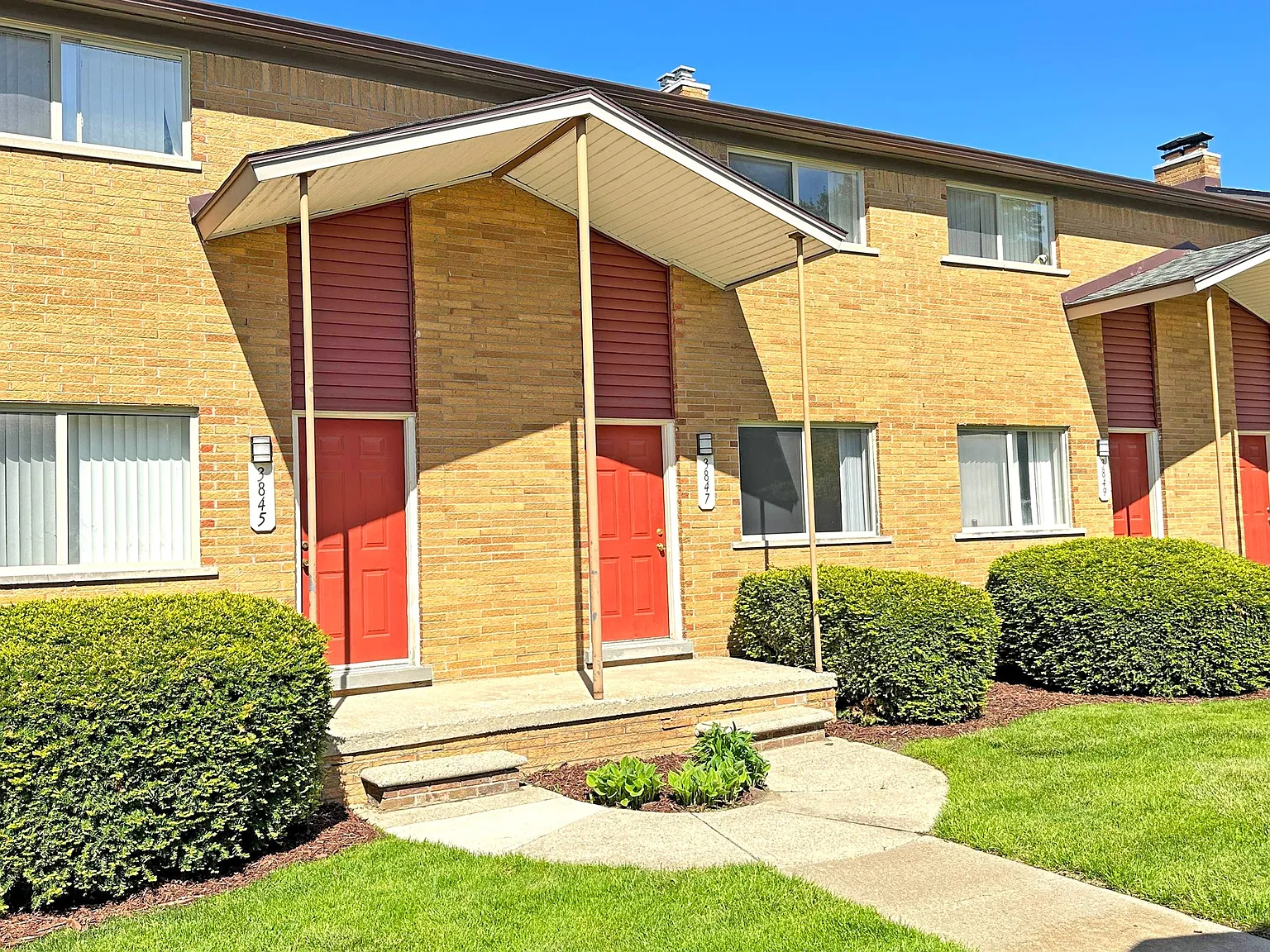 Village Townhomes — Photo 3