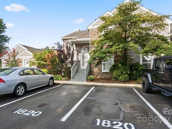 2nd image of 1820 Fairlawn Ct