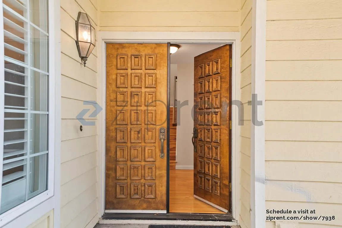 4 bed, 2.5 bath, 1860 sqft, $4,700 — Photo 3