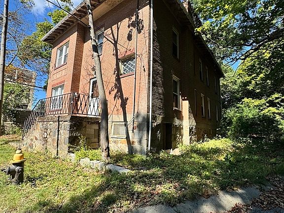 3rd image of 179 Hebron St