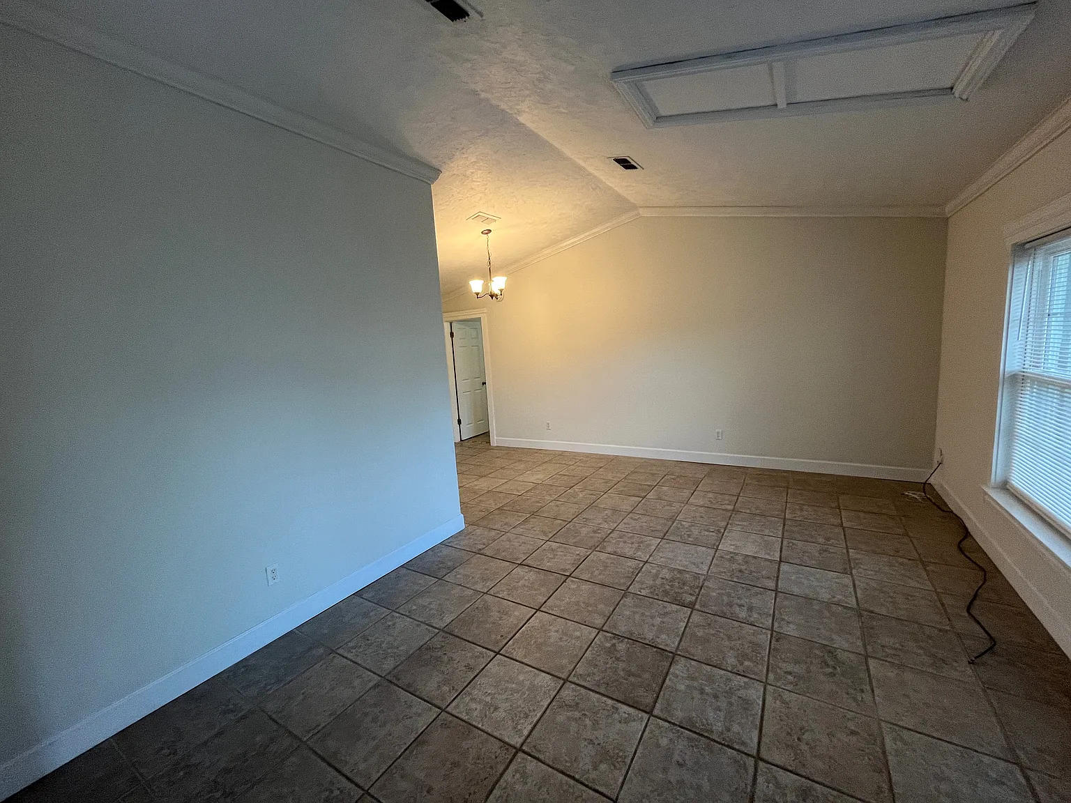 4 bed, 2063 sqft, $2,350 — Photo 2