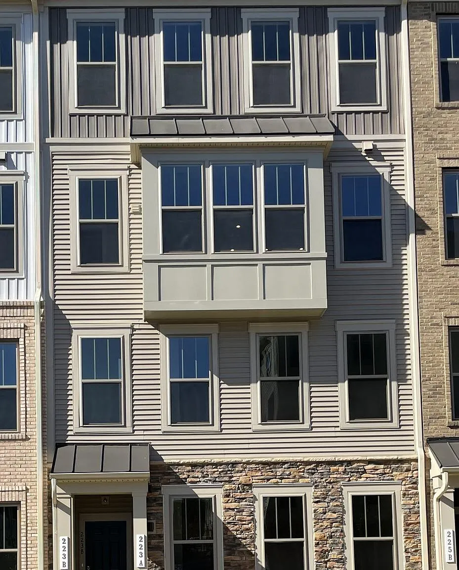 3 bed, 2.5 bath, 2451 sqft, $3,100 — Photo 1