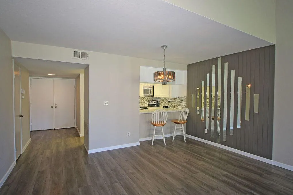2 bed, 1270 sqft, $2,600 — Photo 3