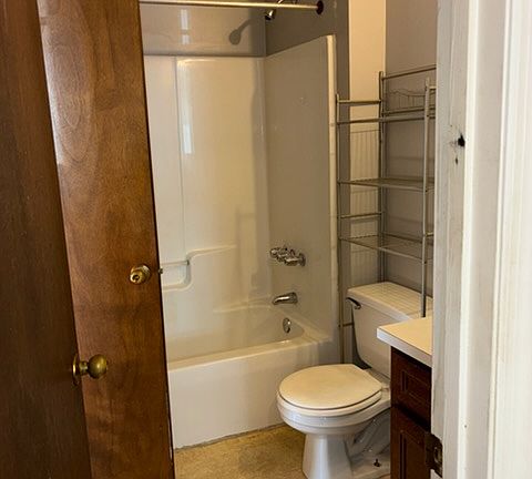 4th image of 909 Washington Ave APT 2