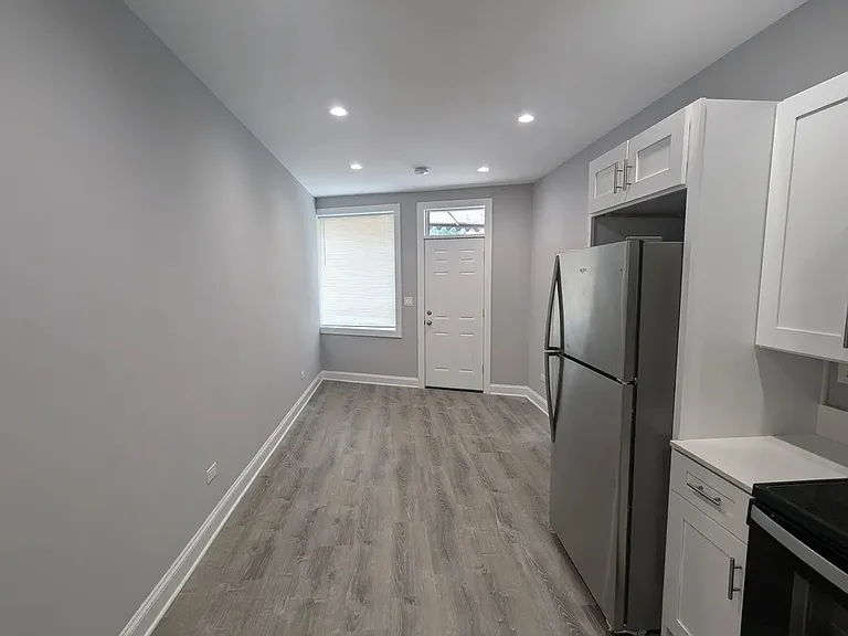 7050 W Higgins Ave #1E — Photo 2