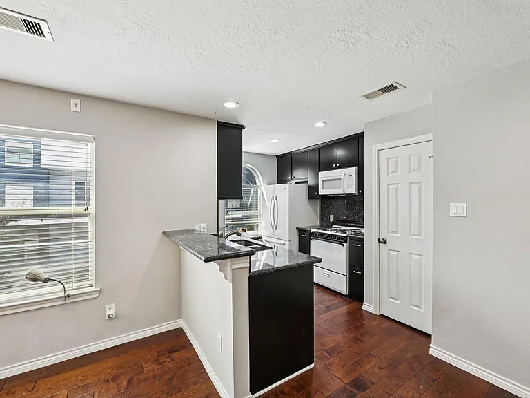 1405 Bailey St — Photo 12