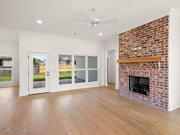 4th image of 420 Aurora Cir