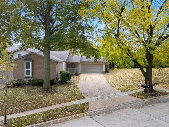 12161 Autumn Lakes Dr, Maryland Heights, MO 63043