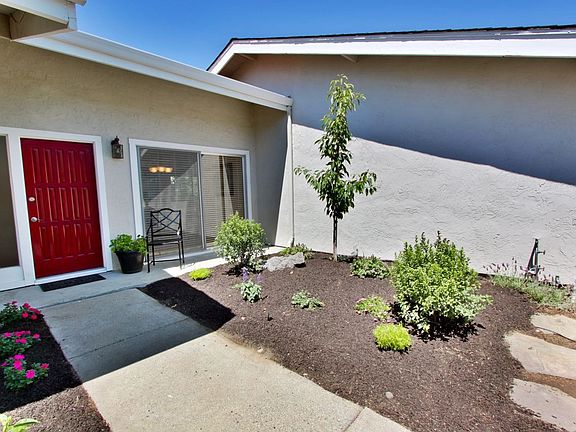 Enclosed Front Patio Area