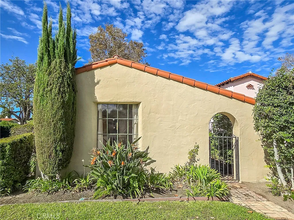 3 bed, 1.5 bath, 1502 sqft, $3,985 — Photo 2