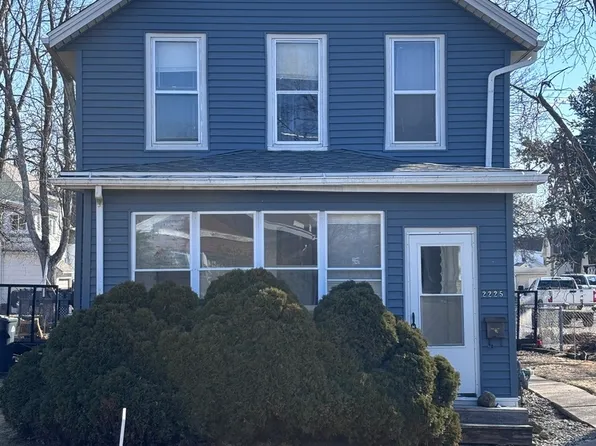 2225 Pershing Blvd, Clinton, IA 52732