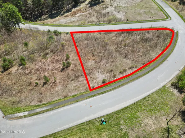 23 Old Farm Ln, Pittsfield, MA 01201