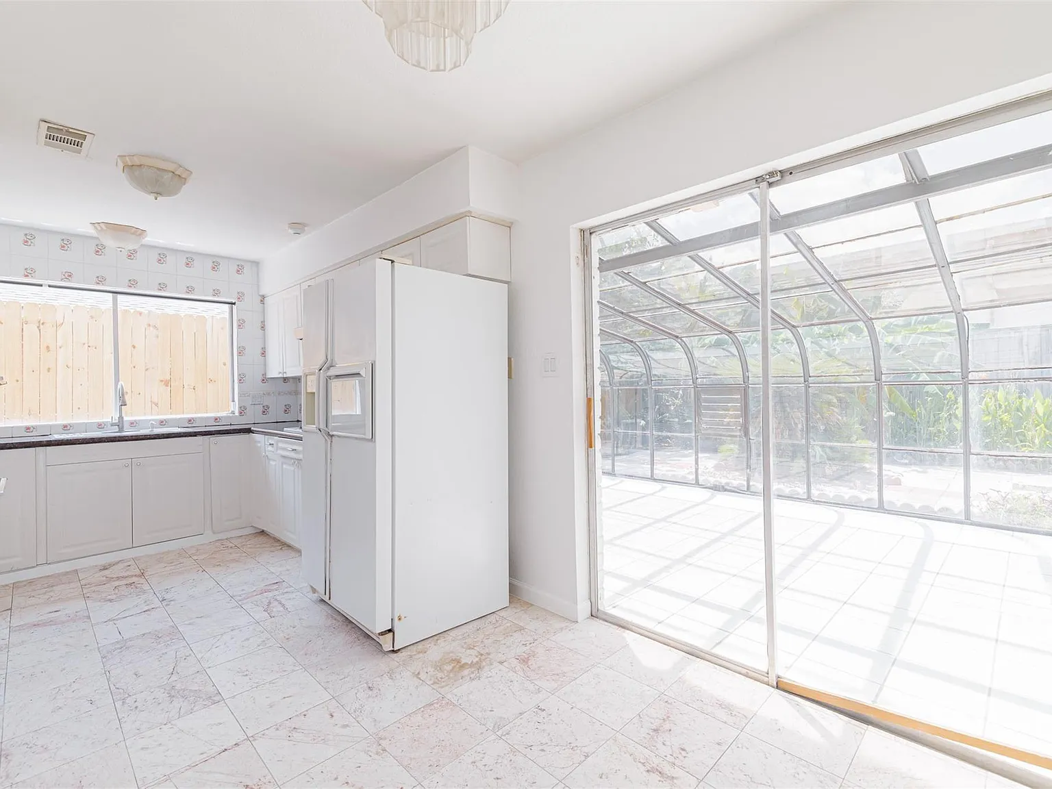 3 bed, 2.0 bath, 1940 sqft, $2,100 — Photo 3