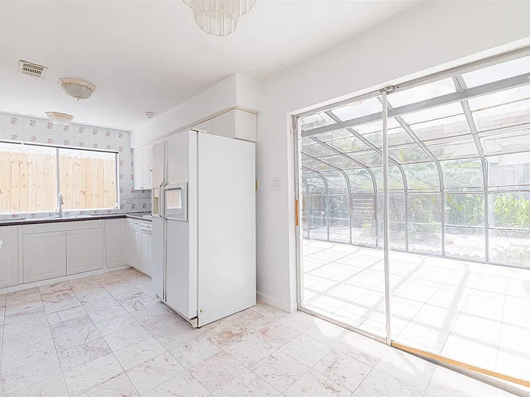 13911 Locke Ln — Photo 3