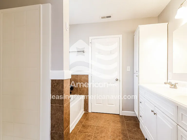 14266_010_main_bathroom_14242140.jpg