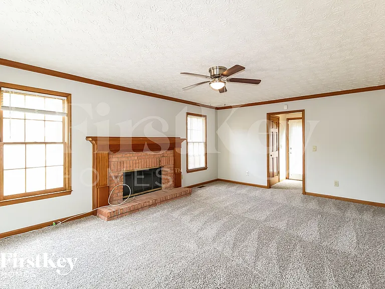 1845 Rockside Ln — Photo 3