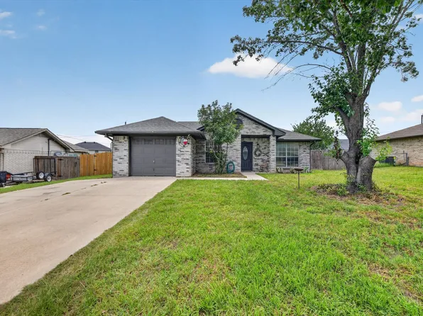 724 Oak Park Dr, Azle, TX 76020