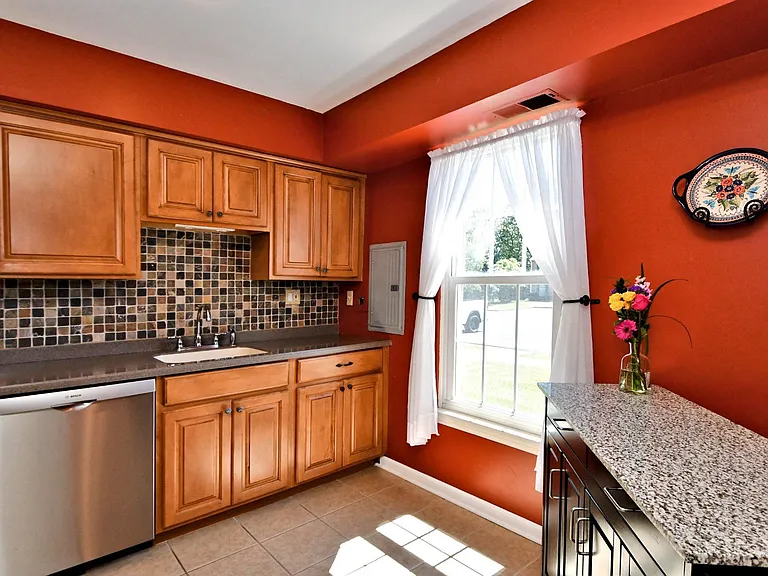 615 Piedmont Ct — Photo 7