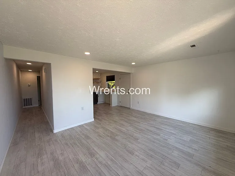 571 E Fairview Ave — Photo 2