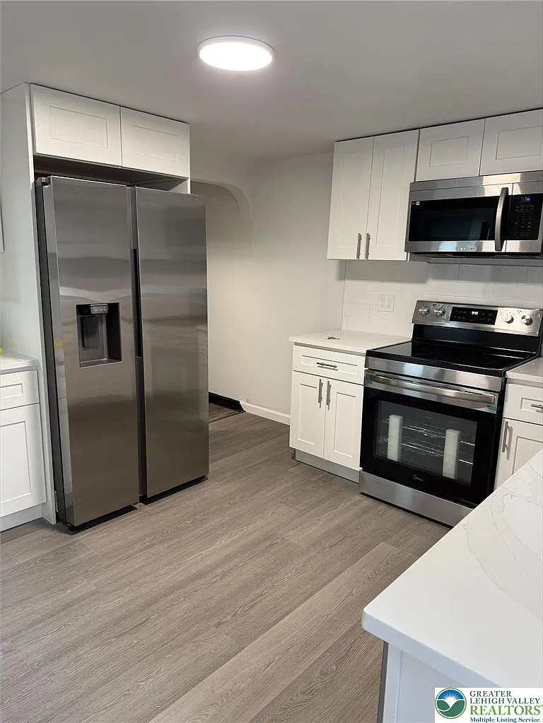 3 bed, 2.0 bath, 2144 sqft, $3,000 — Photo 2