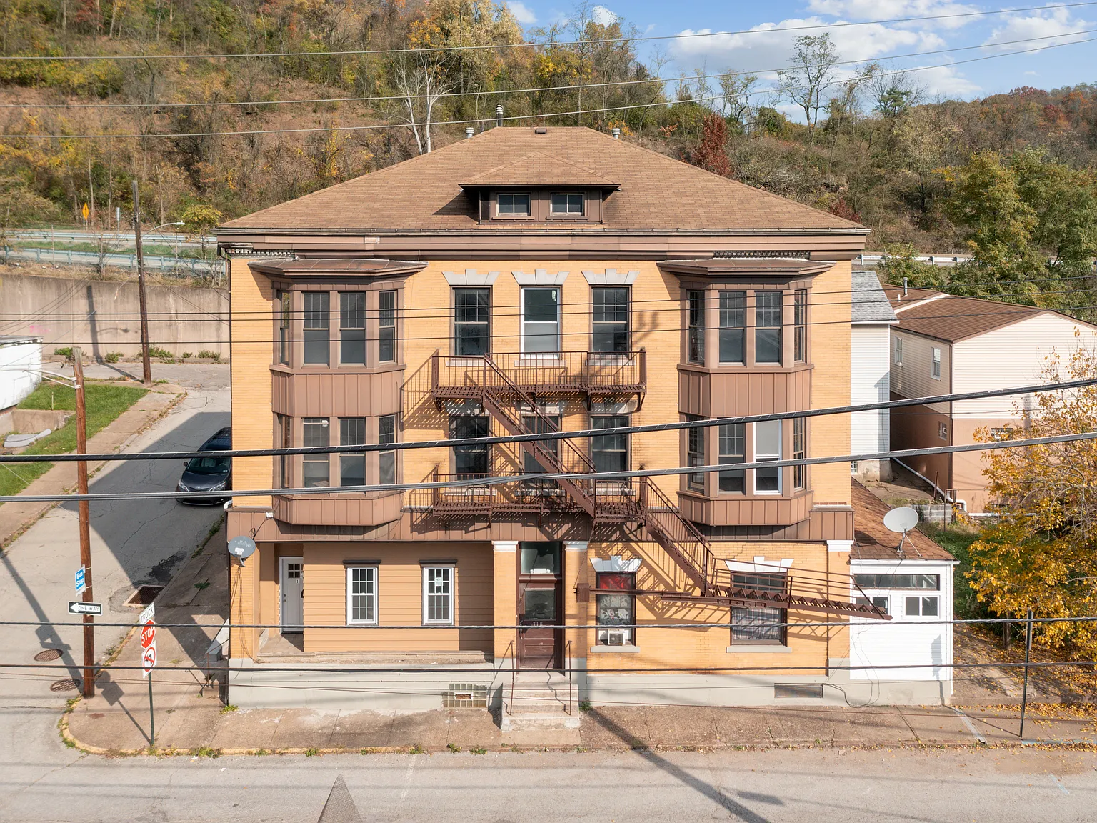 318 Middle Ave — Photo 1